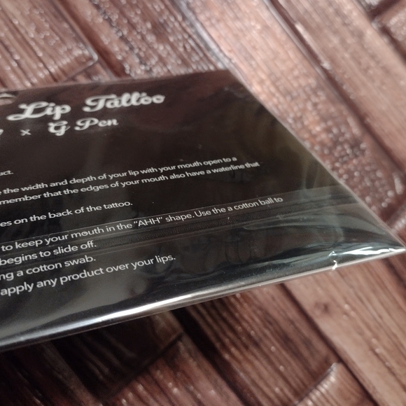 Badwood Temporary Lip Tattoos Blue and Red Roses 2 in Pack - Picture 2 of 4